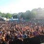 La foule devant le podium dressé place de la Bastille